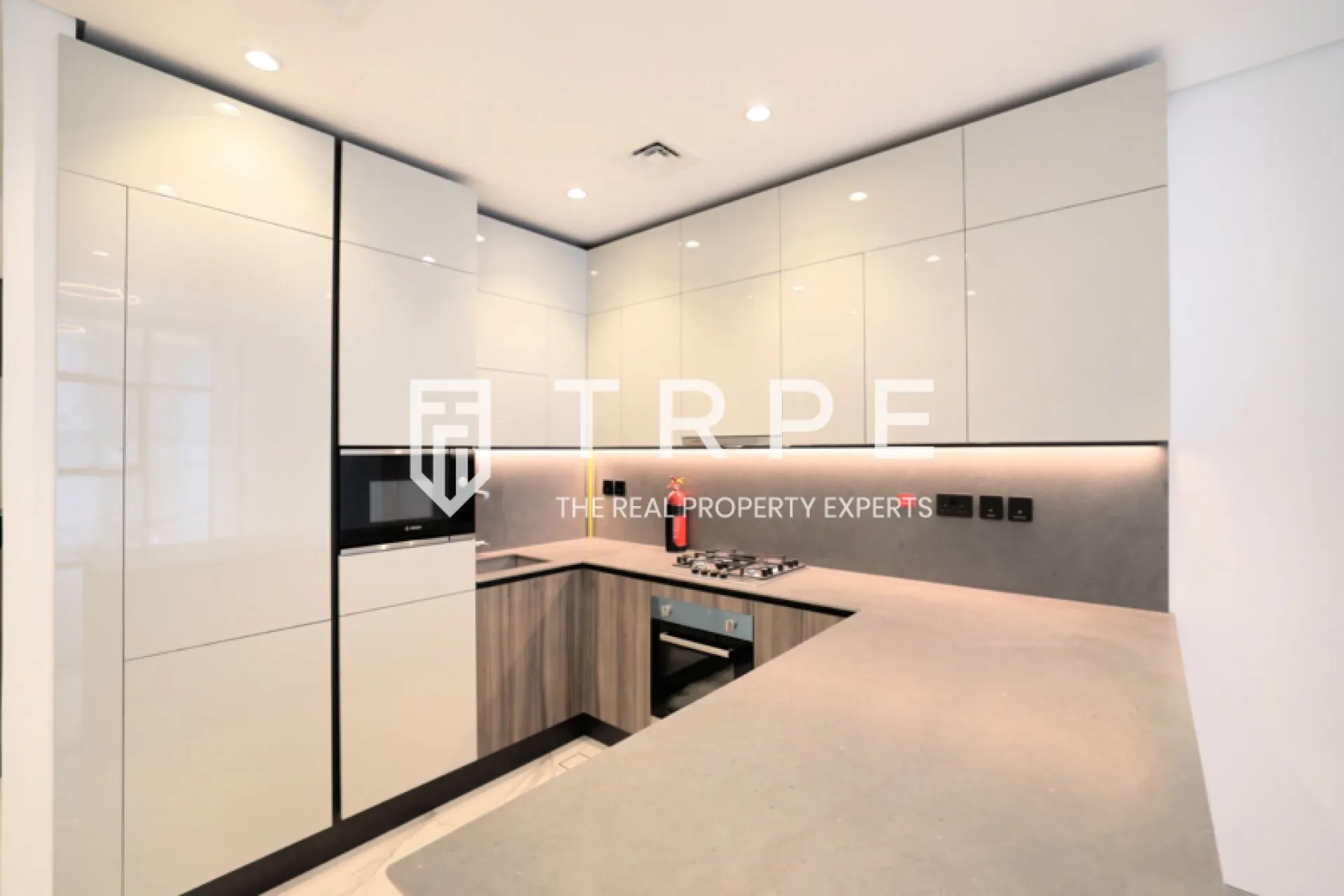 Upgraded 1BR | 892 sq ft | Royal Regency