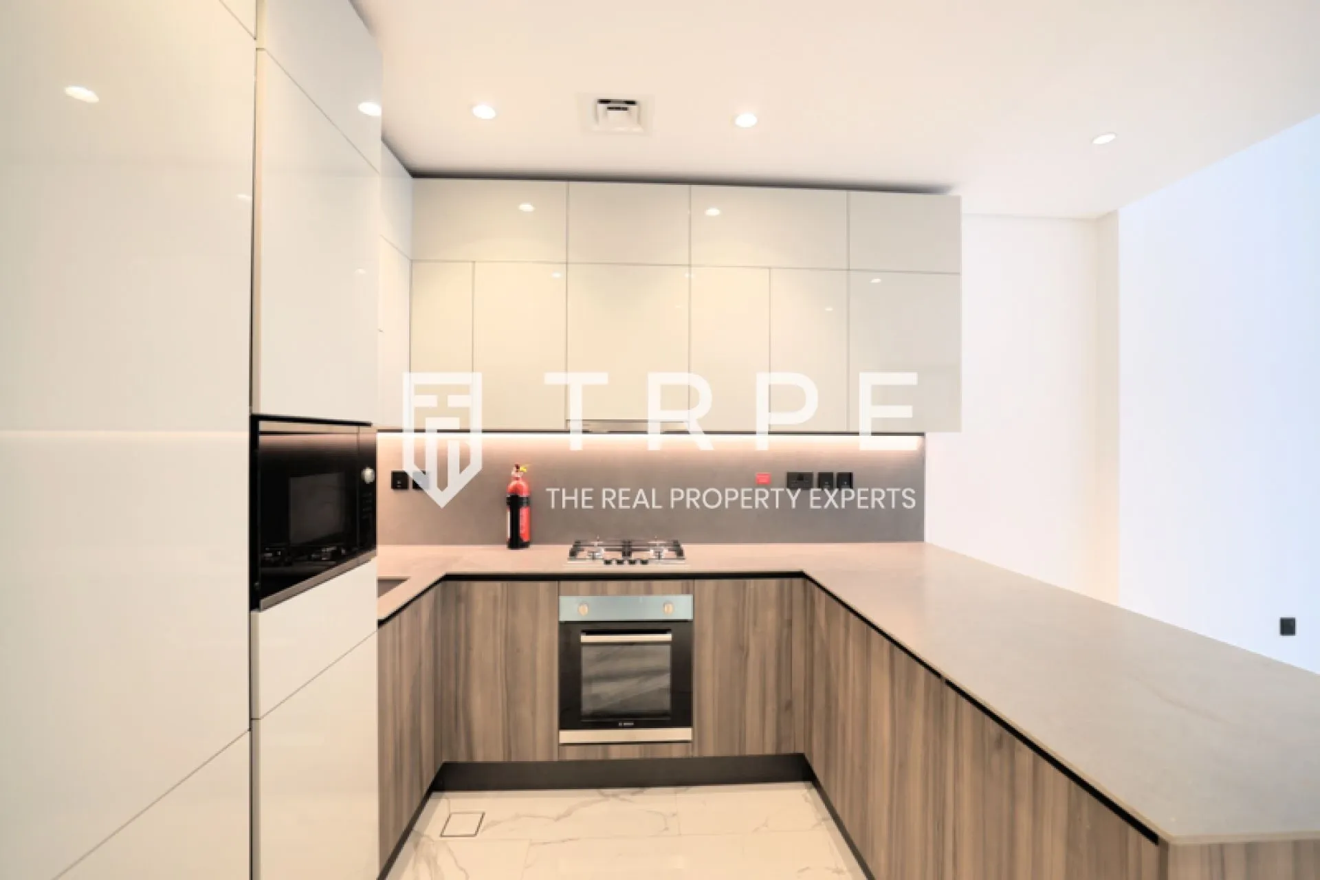 Upgraded 1BR | 892 sq ft | Royal Regency